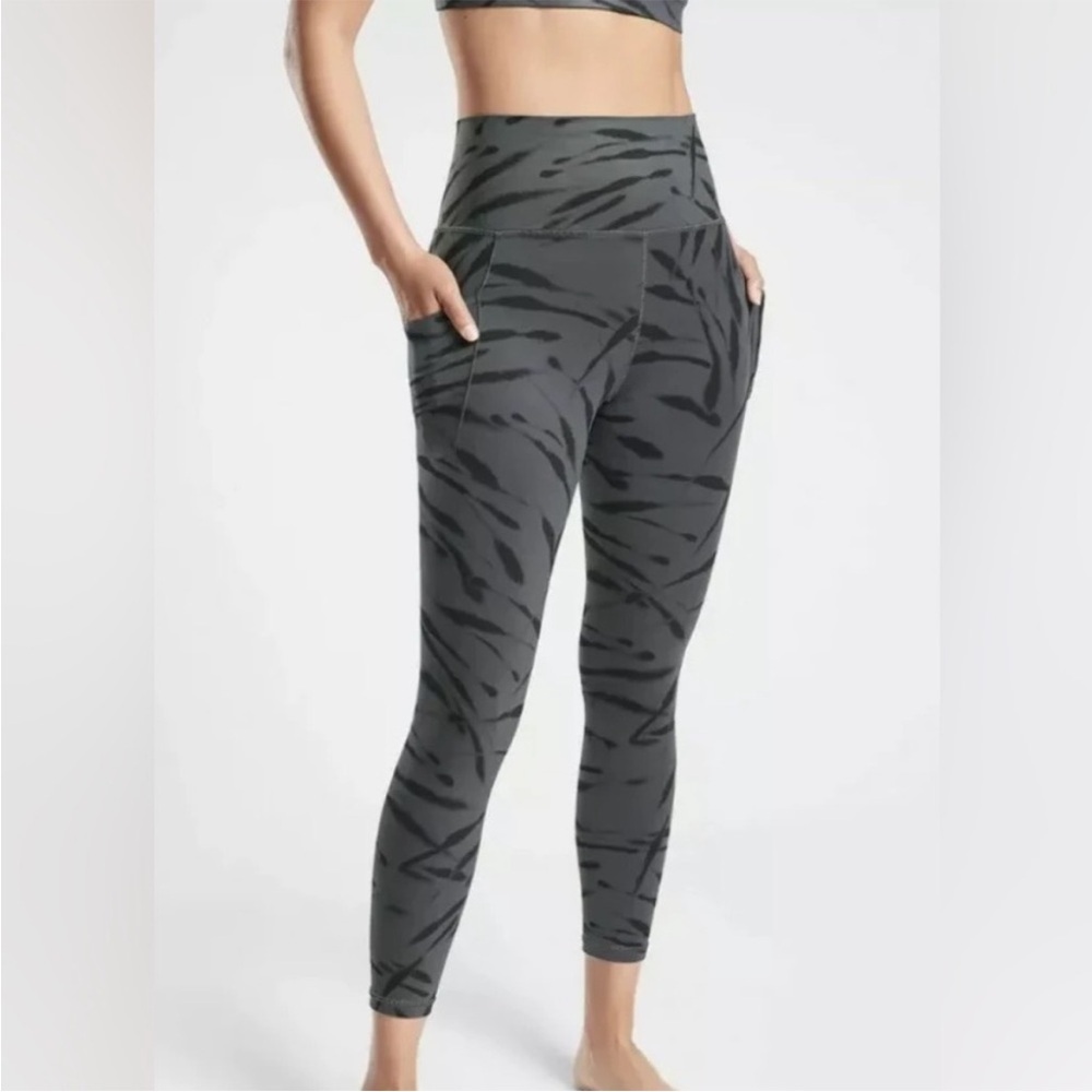 Athleta Leggings Salutation Stash Pocket II Printed 7/8 Zebra Print Size M Yoga